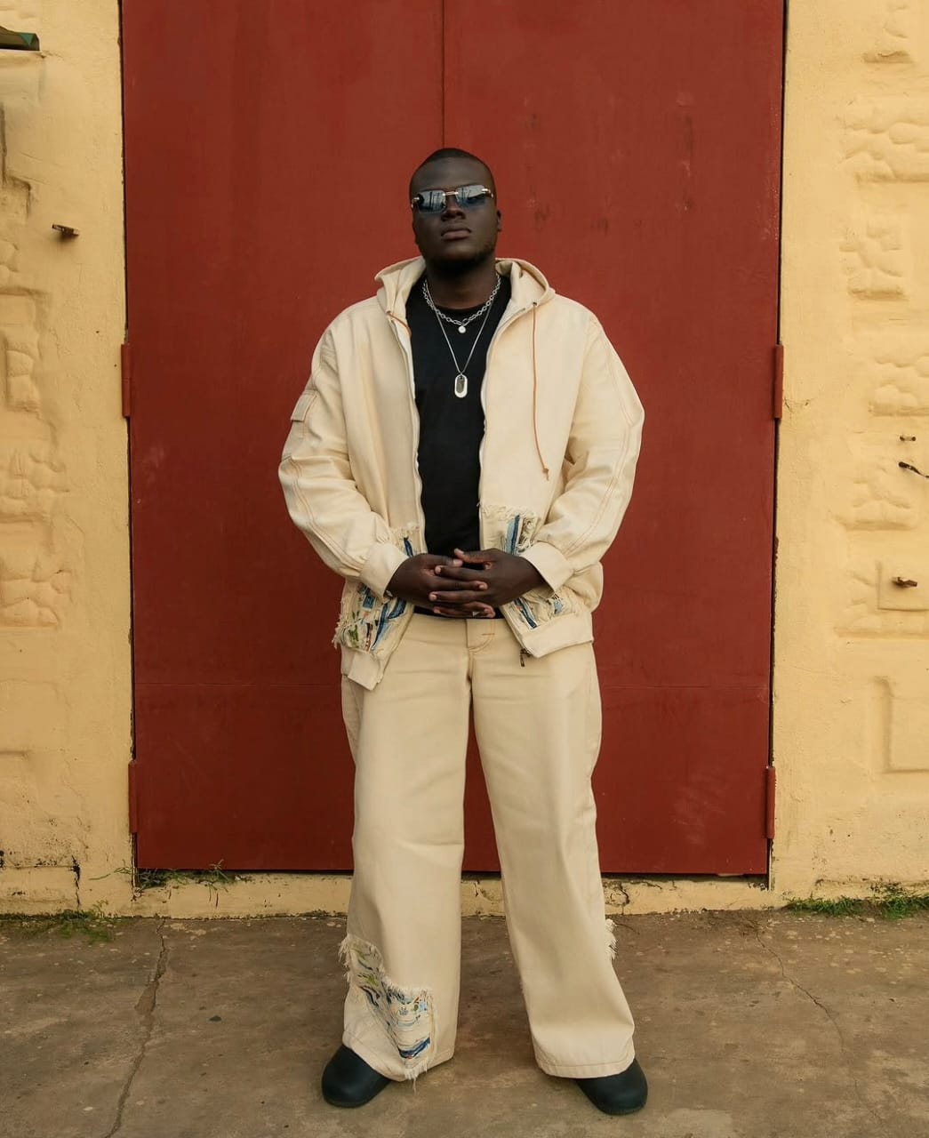 Portrait Nēba, pièce peinte à la main dans les tons terre